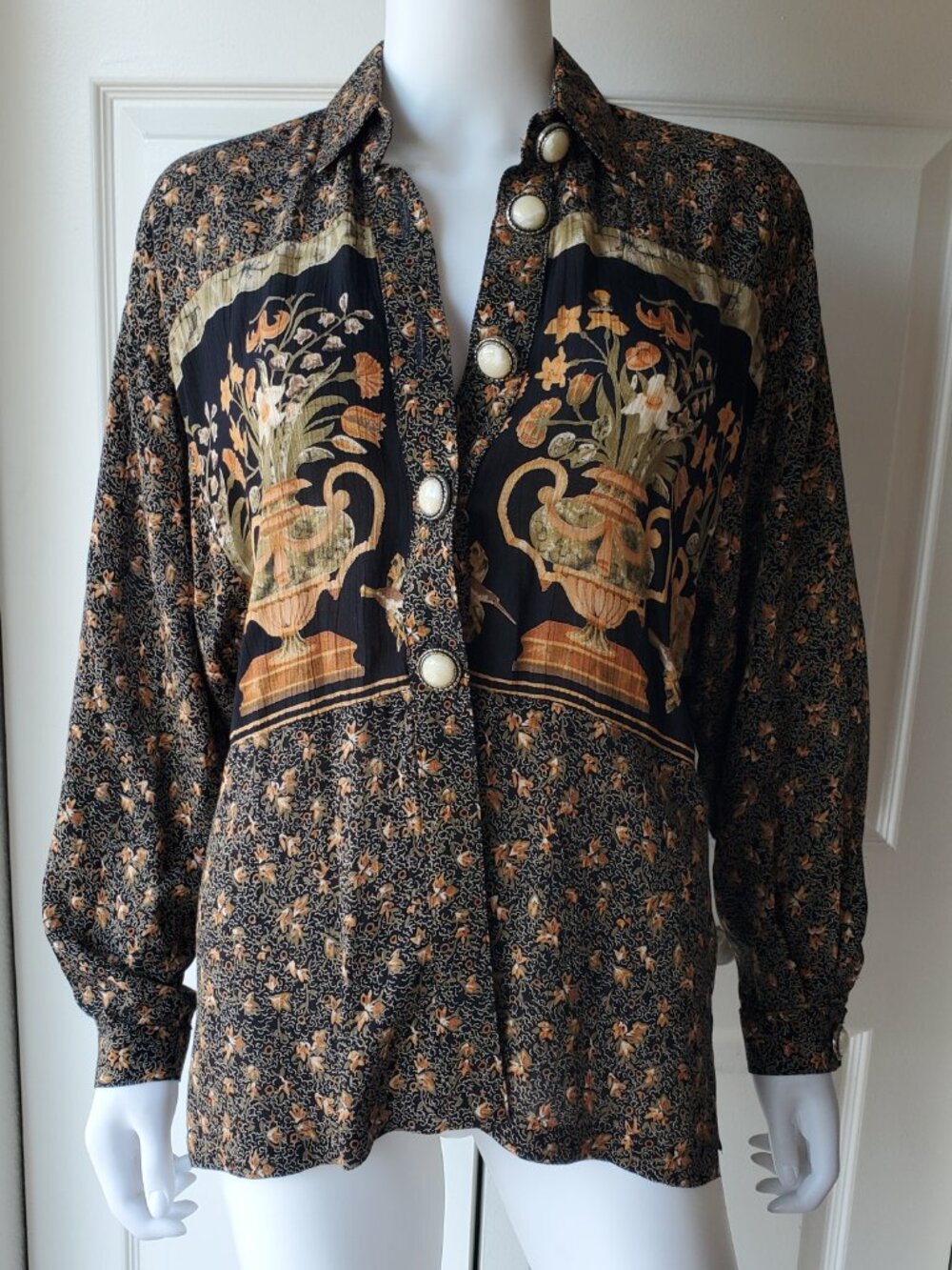 Platinum by Dorothy Schoelen Size Small Long Sleeve Button Down 100% Rayon Shirt